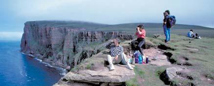 Picknick i det blå De branta klipporna vid Old Man of Hoy lockar många vandrare med sin magnifika utsikt.