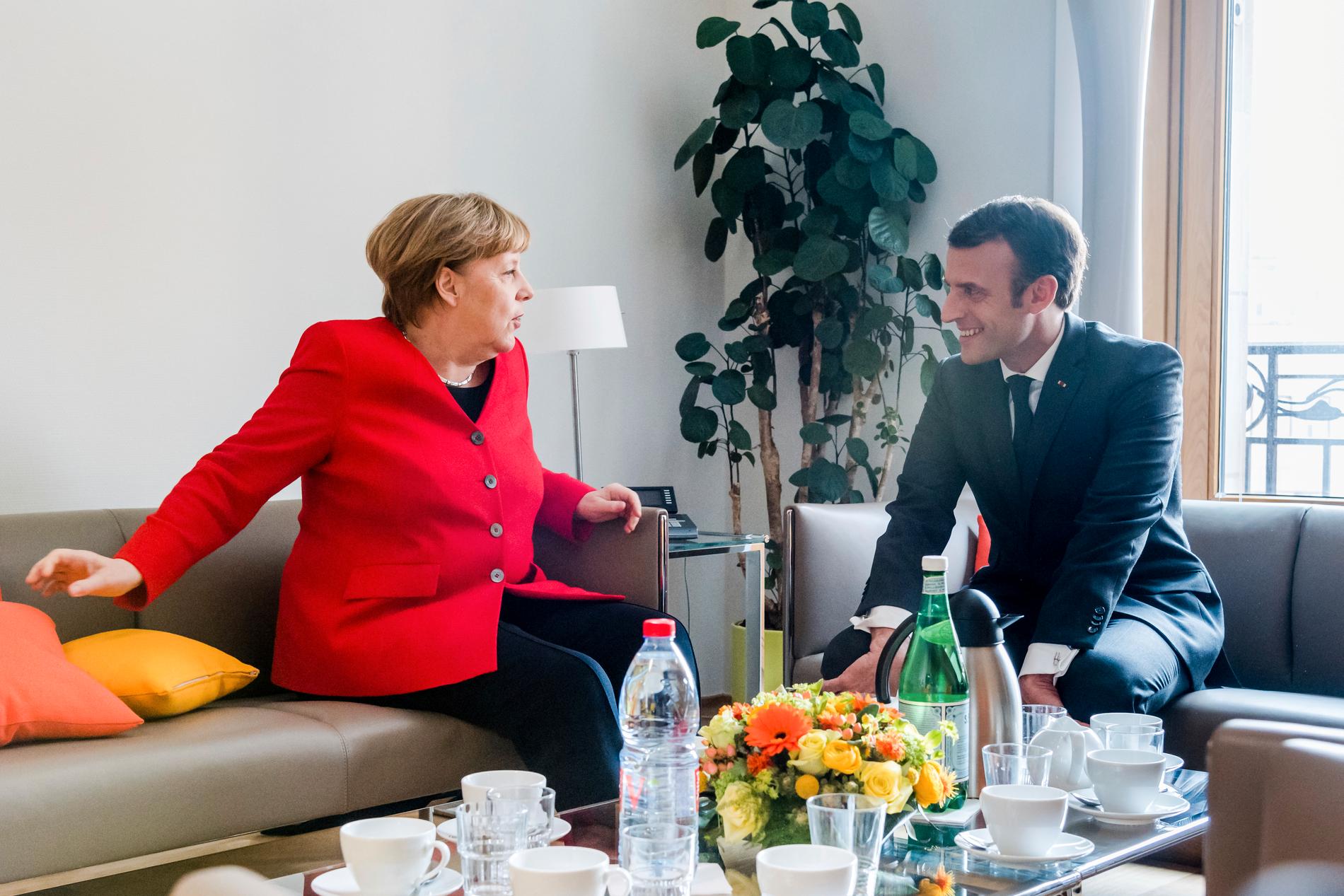 Tysklands förbundskansler Angela Merkel och Frankrikes president Emmanuel Macron ska på tisdag träffa Kinas president Xi Jinping i Paris.