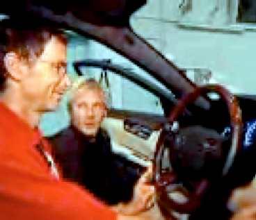 1. Reportern Michael Specht sitter i bilen och förbereder testet av anitkrocksystemet. Vad tittarna inte vet är att systemet är frånkopplat.
