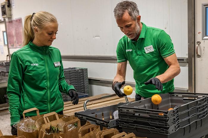 TIDSINVESTERING. På Stora Coop i Visby har personalen en nollvision för matsvinnet – bland annat sorterar de ut och märker om frukt för hand. ”Det är inget snack om att det är tidskrävande att undvika svinn”, säger butikschefen Markus Wahlgren. 