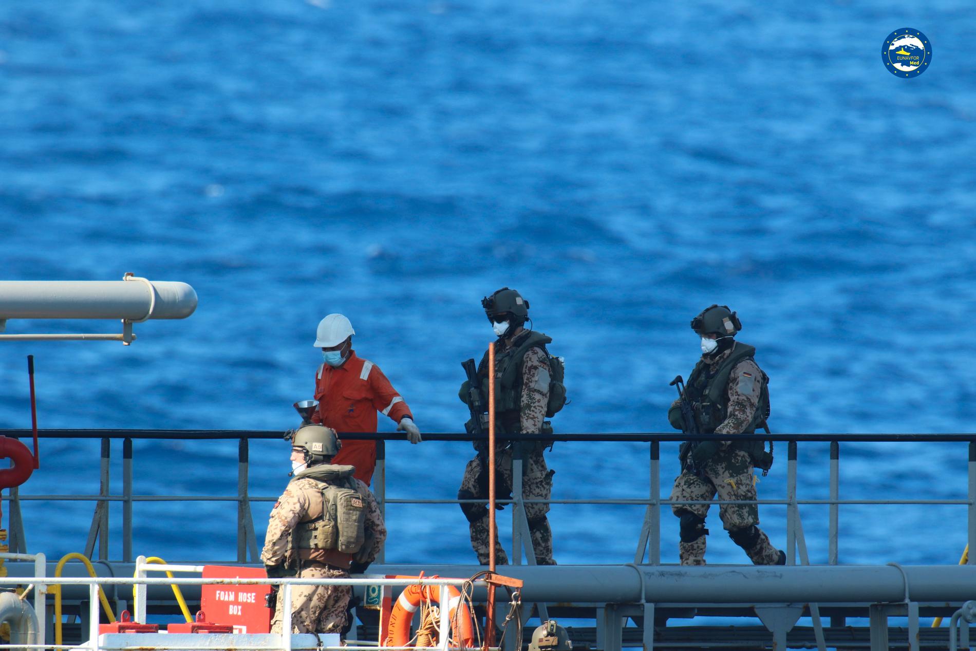 Soldater från EU-styrkan Irini vid bordningen av ett annat fartyg, i september.
