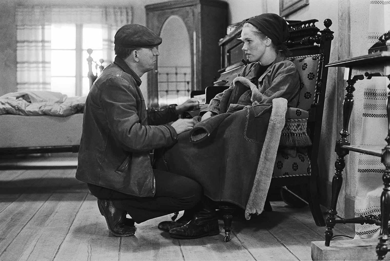 1967. Ingmar Bergman och Liv Ullmann vid inspelningen av "Skammen".