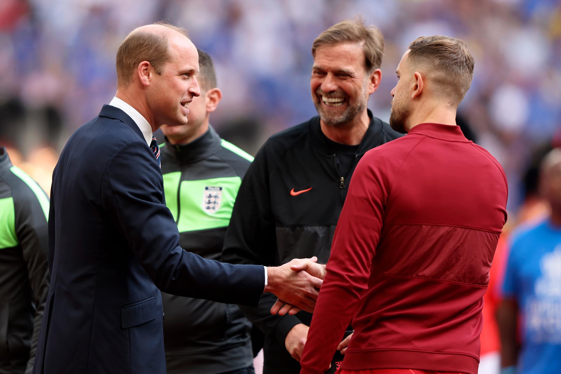 Prins William möter Jürgen Klopp på Wembleys gräsmatta.