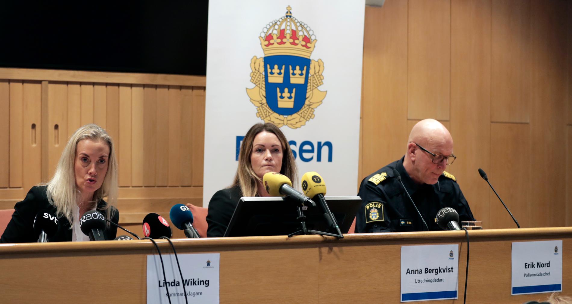 Åklagare Linda Wiking samt Anna Bergkvist och Erik Nord från Polismyndigheten under pressträffen.