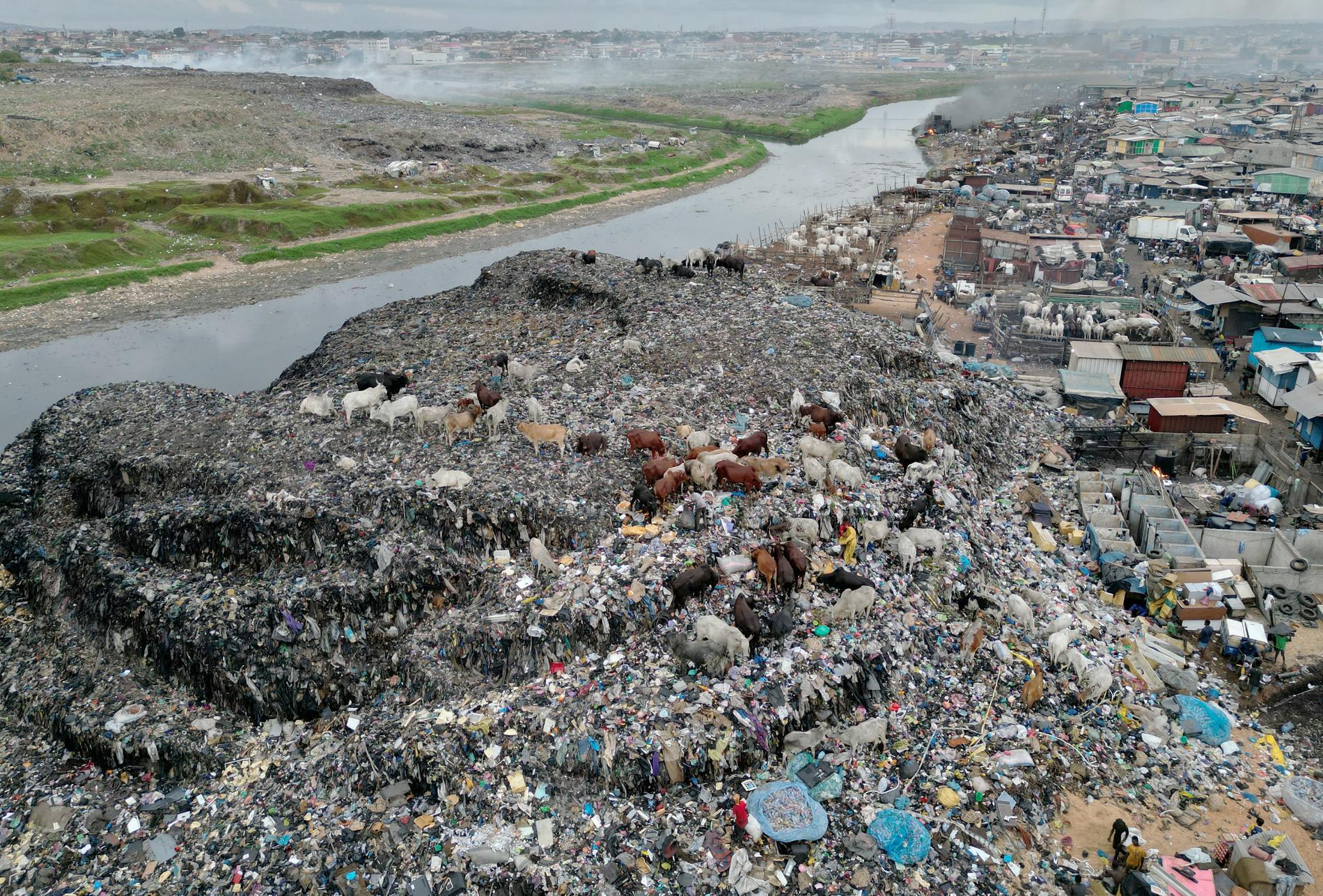 Oanvända kläder blir miljökatastrofer i exempelvis Ghana