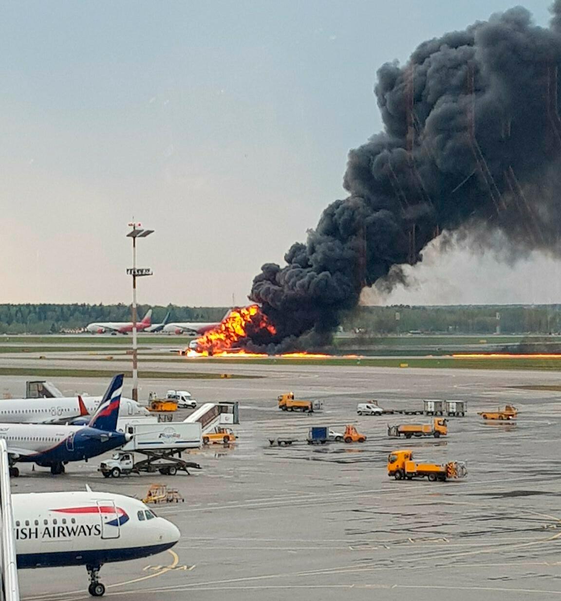 Minst 41 personer ska ha dött i branden på flygplatsen Sjeremetjevo.