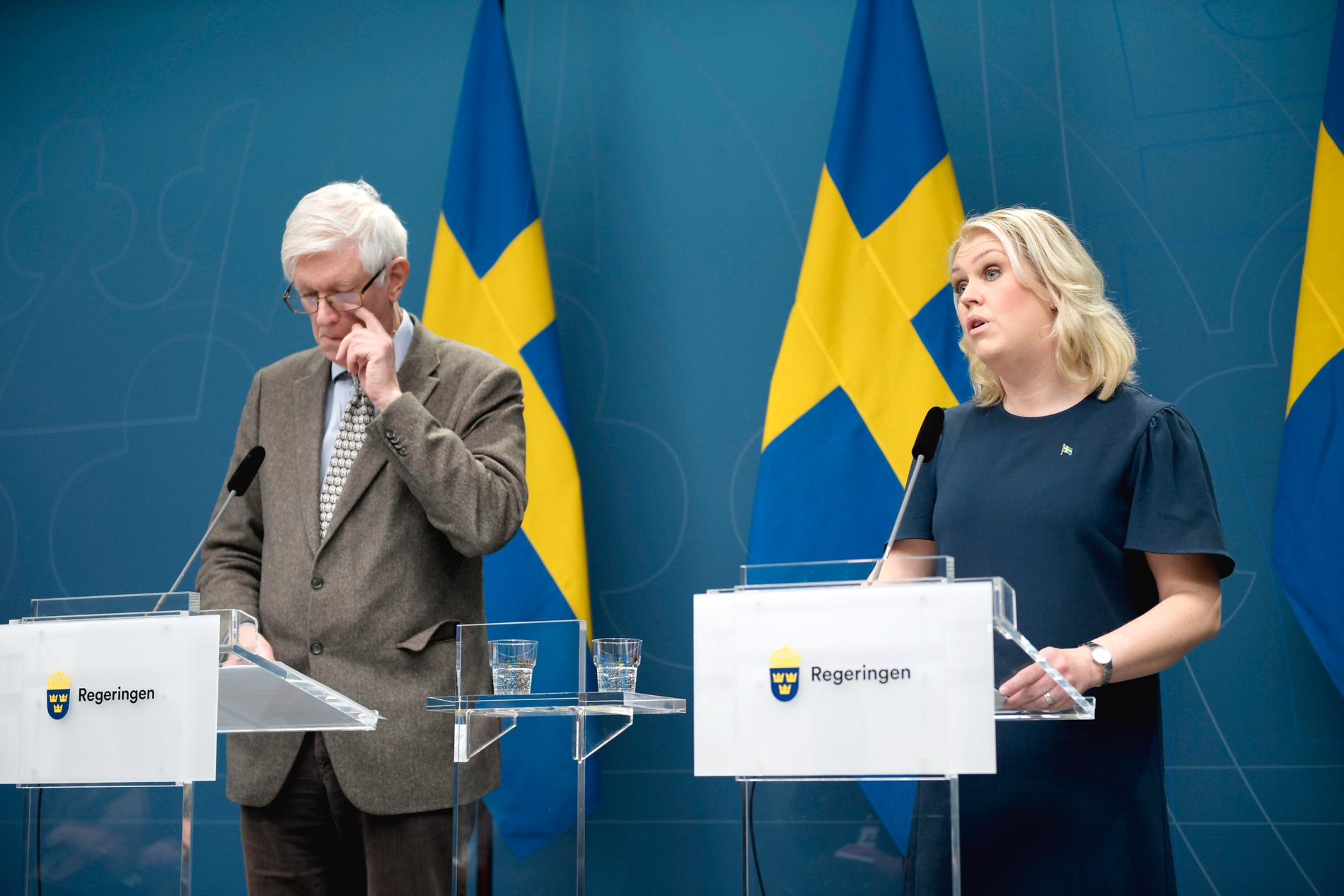 Folkhälsomyndighetens generaldirektör Johan Carlson och socialminister Lena Hallengren (S) och håller pressträff i Rosenbad.