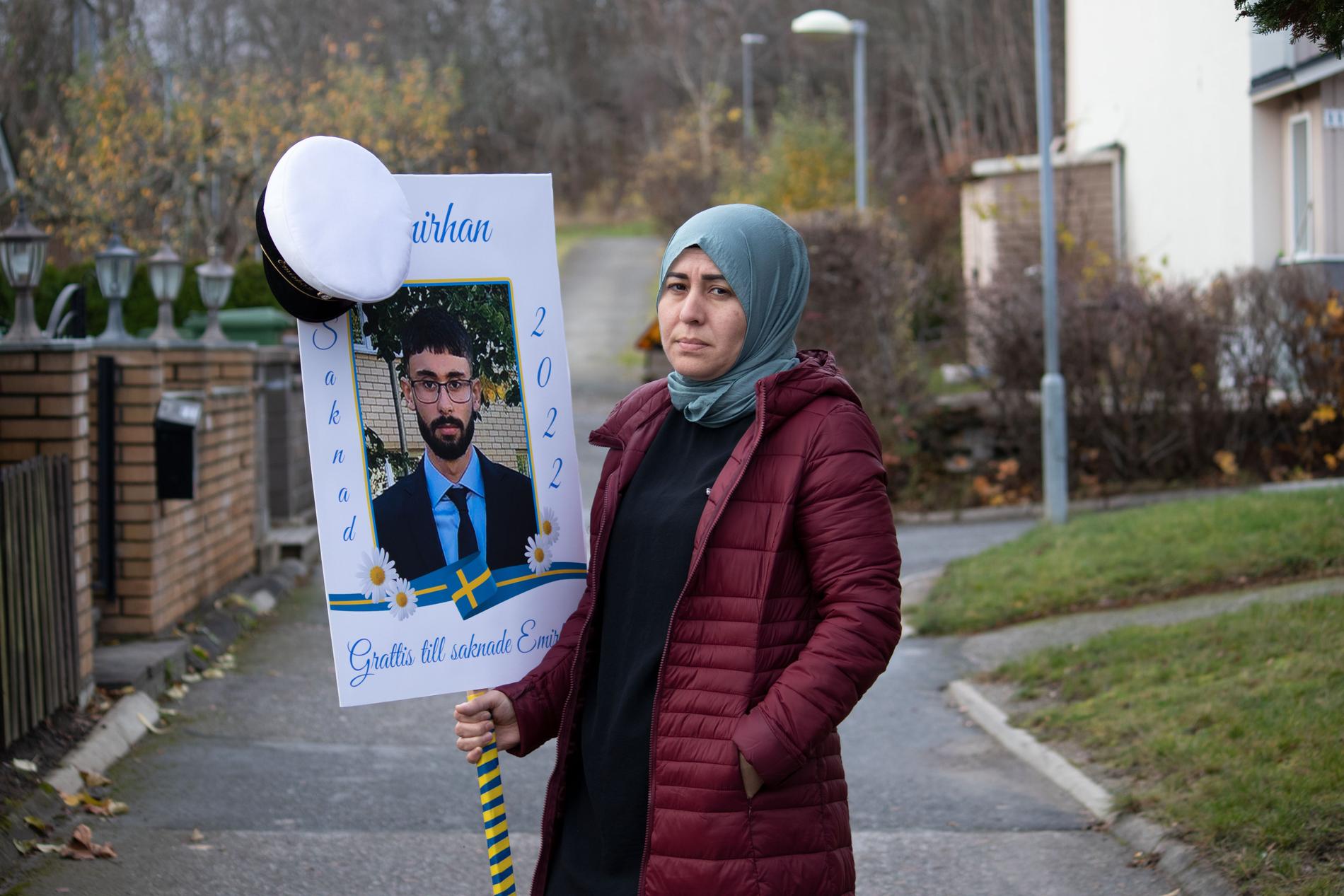Emirhan skulle ta studenten, men blev mördad ett halvår tidigare. Hans mamma Tülün Tas har stuckit ned studentplakatet vid hans grav.