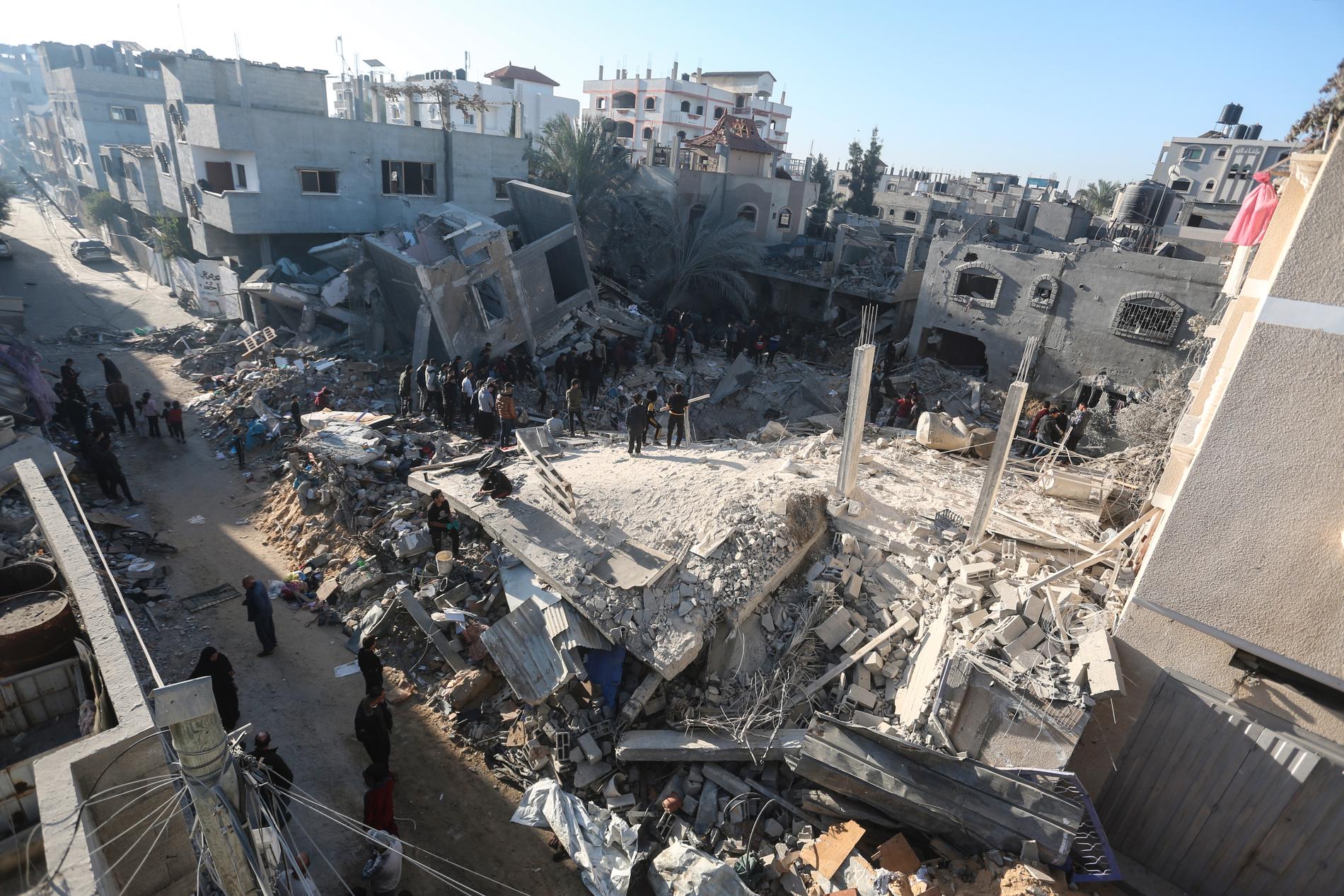 Förödelse efter ett israeliskt flyganfall i Rafah i södra Gazaremsan på söndagen.
