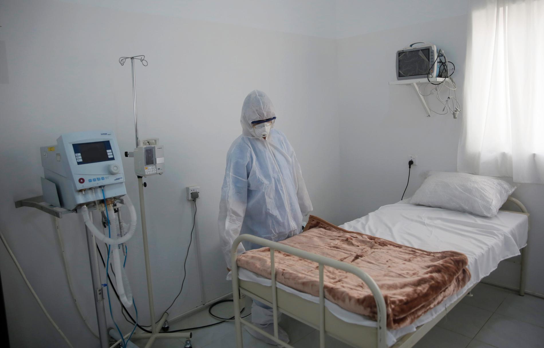 En sjukvårdsarbetare iordningställer ett rum tänkt att användas som karantän för coronavirussmittade vid ett sjukhus i Jemens huvudstad Sanaa. Arkivbild.