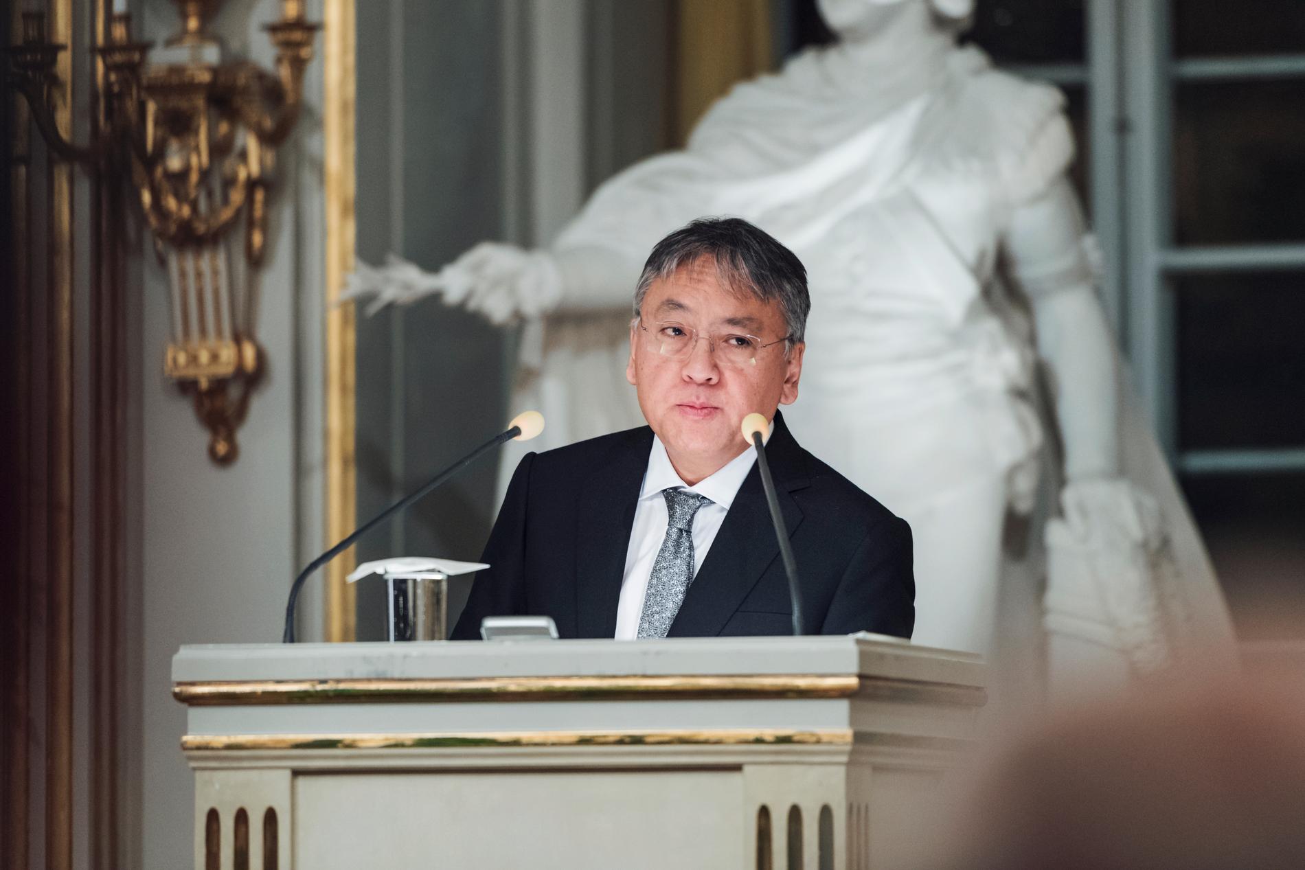 Litteraturpristagaren Kazuo Ishiguro håller den traditionella nobelföreläsning på Svenska Akademien.