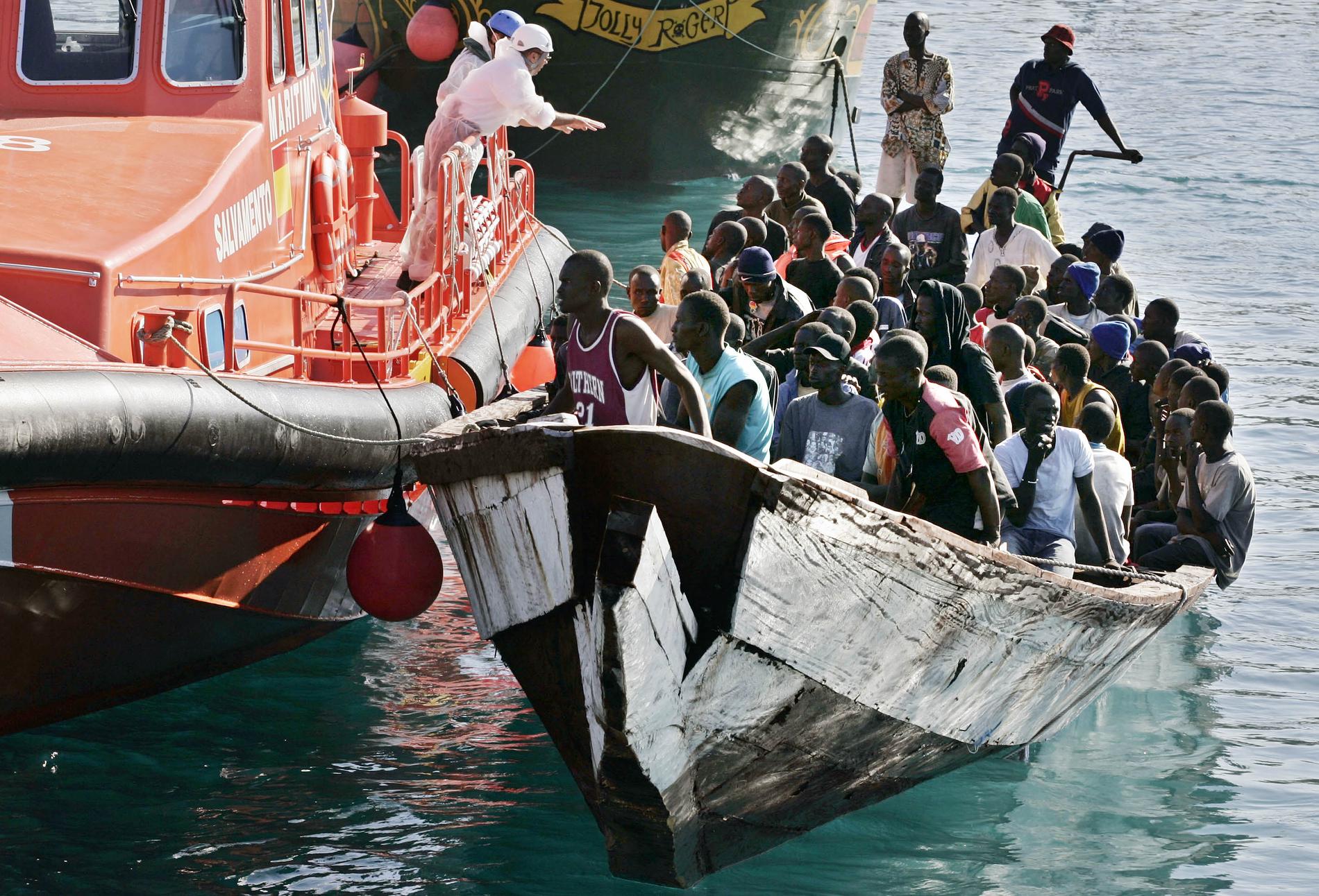 En båt med migranter från Västafrika anländer till Teneriffa 2006. Rutten över Atlanten har blivit allt mer populär efter att myndigheter stramat åt Medelhavsrutten. Arkivbild.