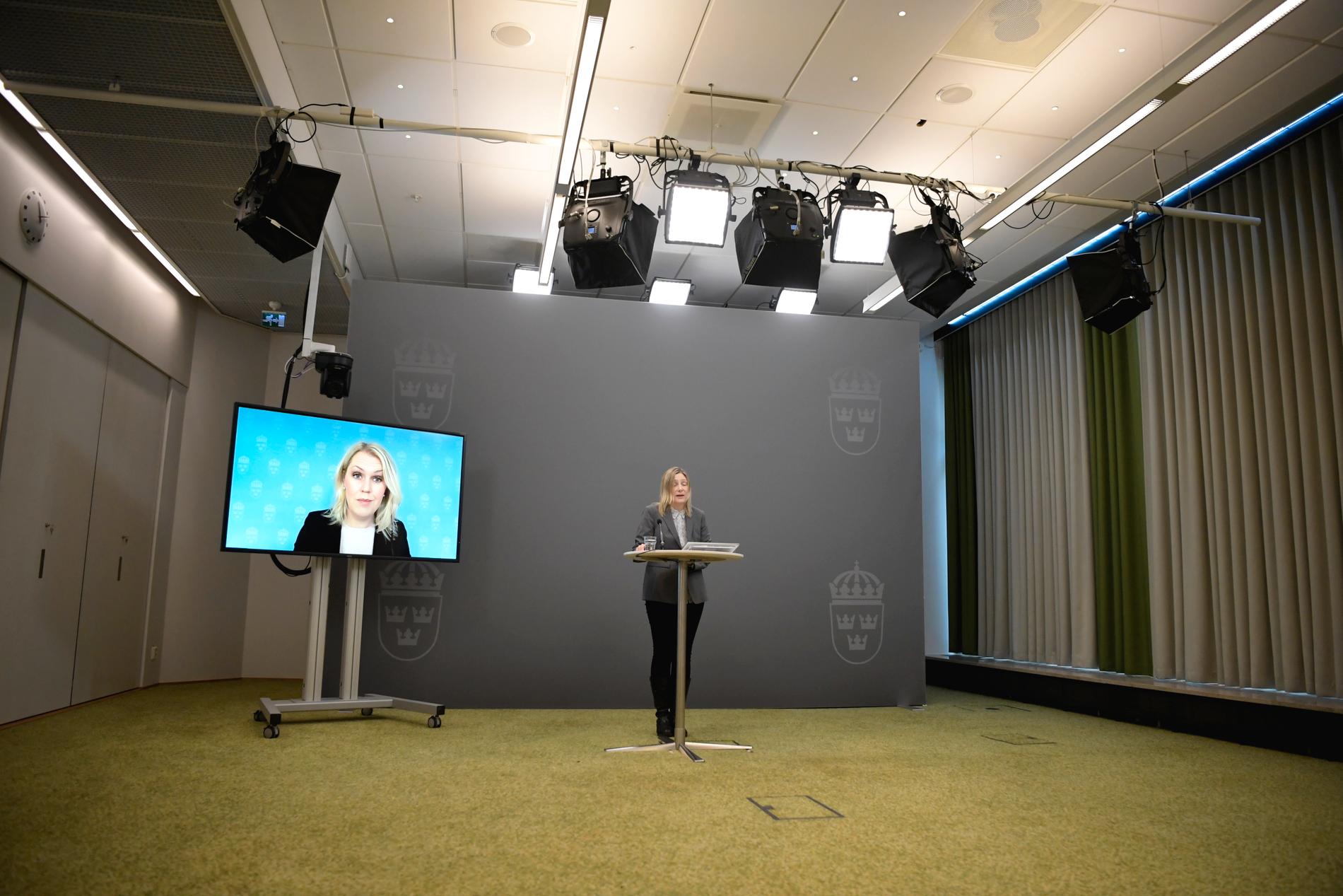 Socialminister Lena Hallengren (S) tar emot utredning om Lex Lilla hjärtat av utredare Charlotte Lönnheim under en pressträff i Rosenbad.