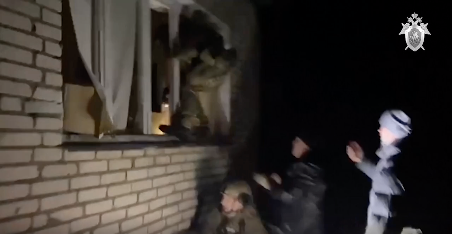 Rysk polis tar sig in i huset där pojken hölls fången.