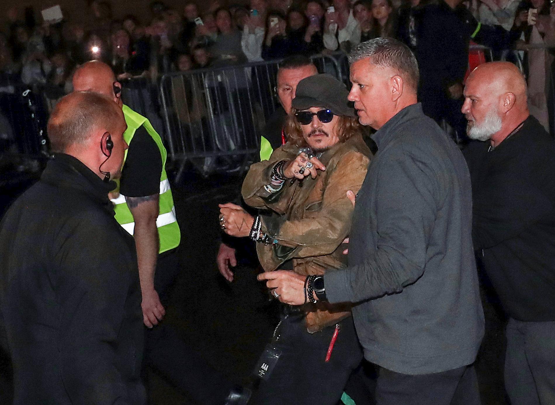 Johnny Depp har under förtalsrättegången åkt ut på turné med artisten Jeff Beck. Här lämnar han spelningen i Gateshead, England.