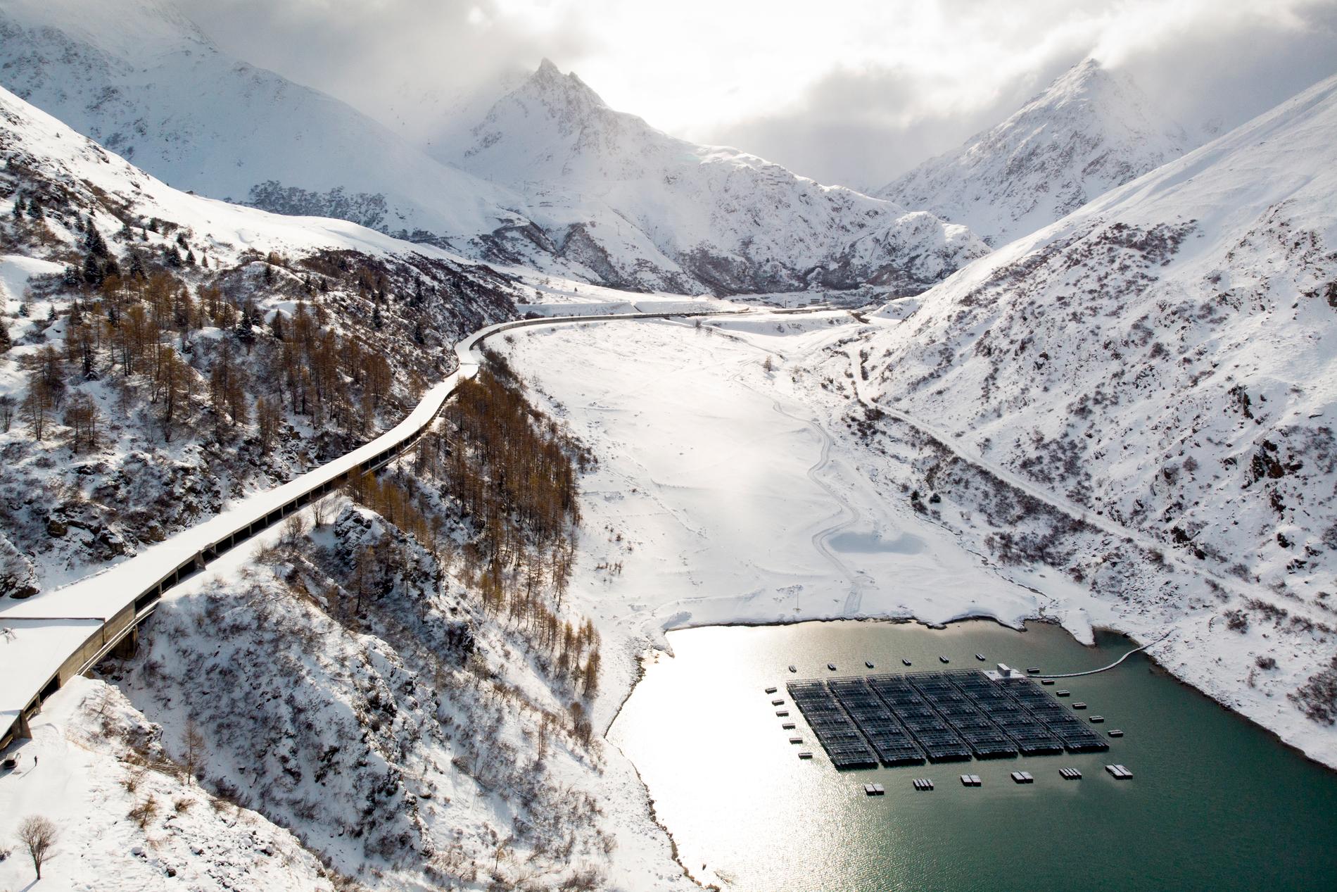 I de schweiziska Alperna finns en av världens högst belägna flytande solcellsparker. Arkivbild.