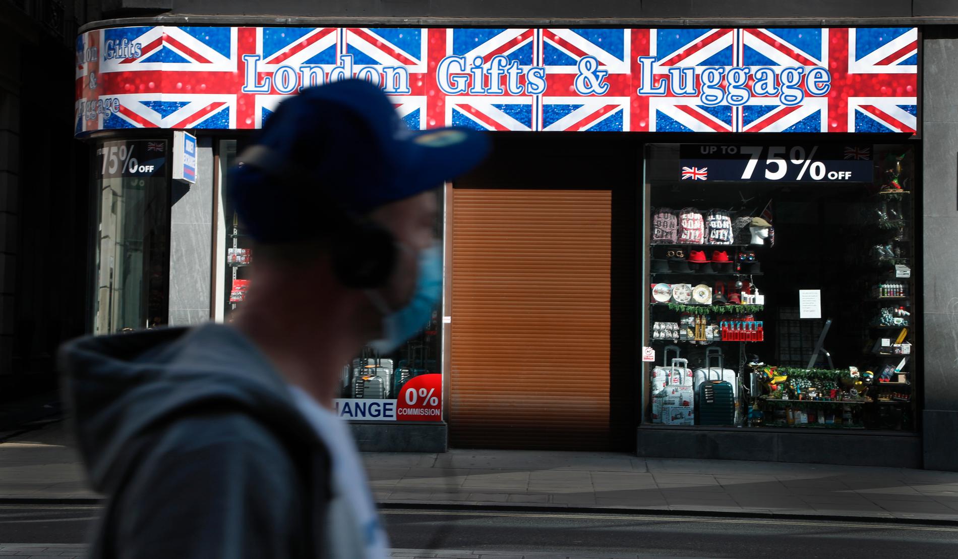 Storbritannien väntas förlänga karantänsåtgärderna. På bilden en folktom gata i London.