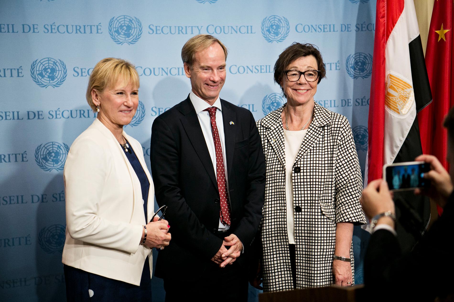 Utrikesminister Margot Wallström,  FN-ambassadör Olof Skoog, och kabinettsekreterare Annika Söder poserar för en bild efter vinsten.