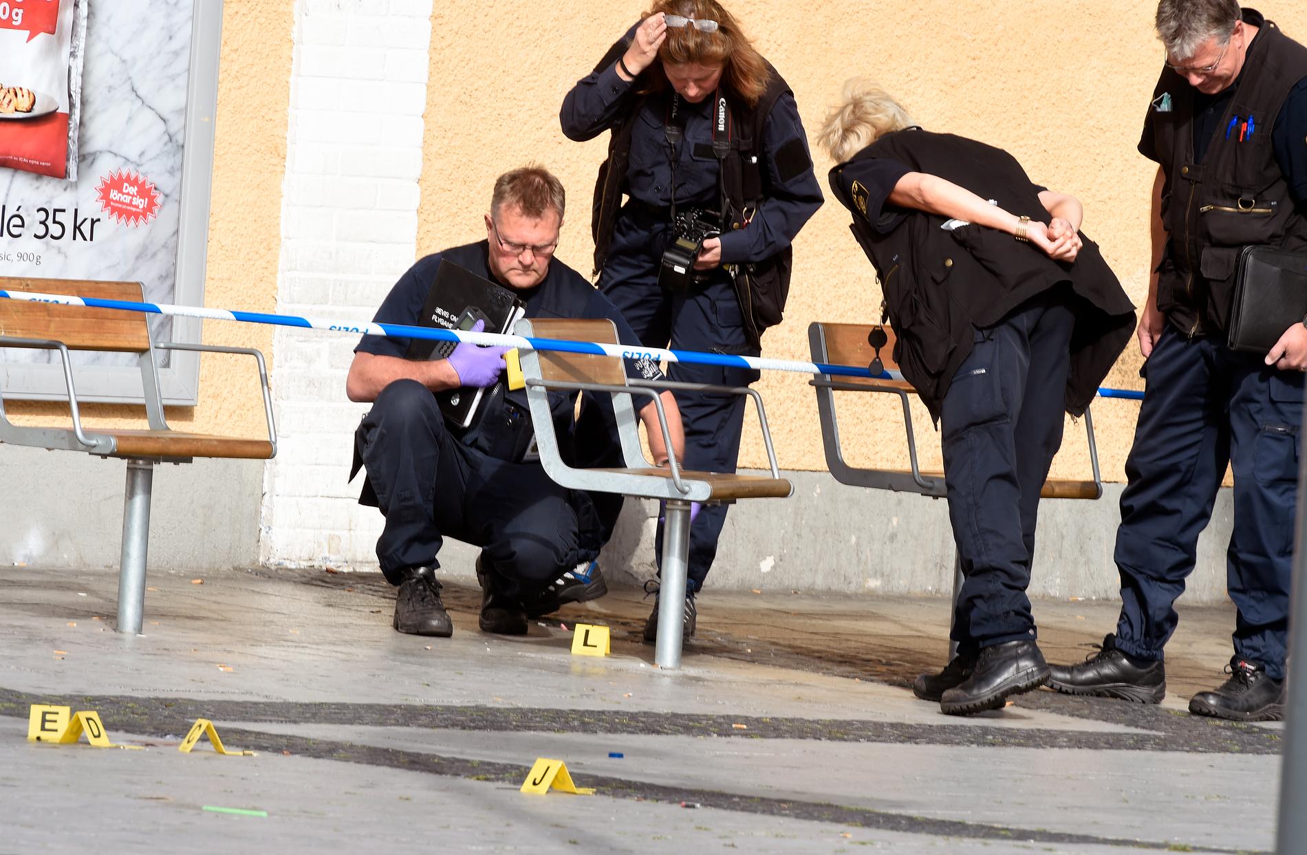 En person sköts till döds på Rinkeby torg.