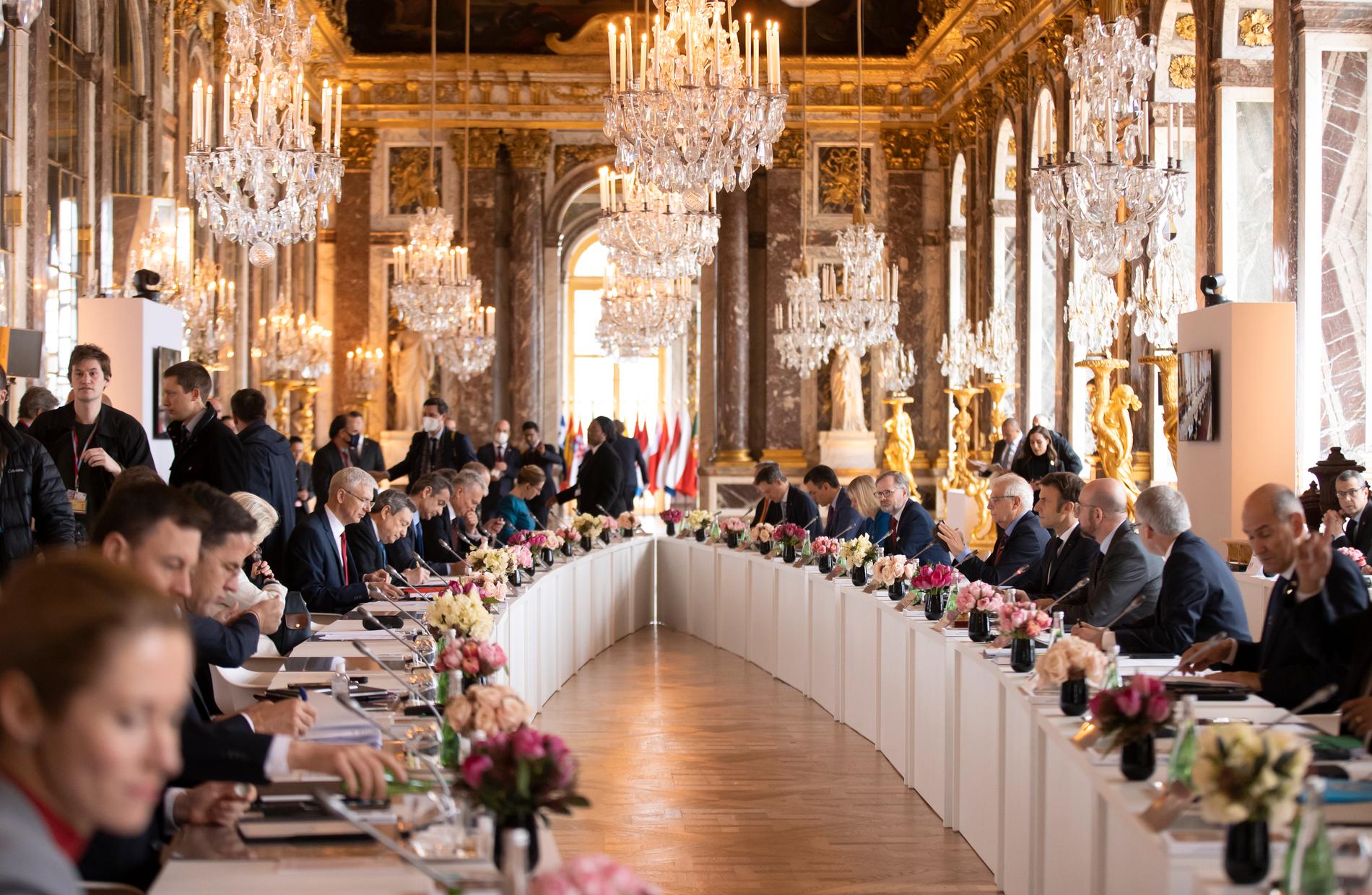 Statscheferna på plats i slottet i Versailles för att diskutera Rysslands invasion.