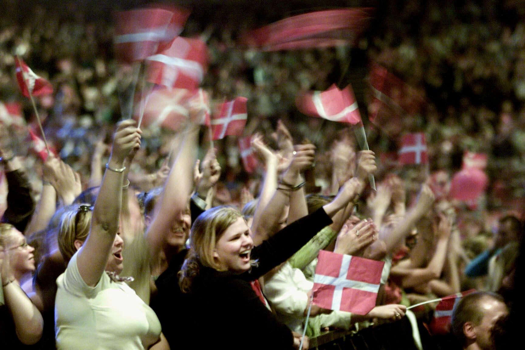 Den danska nationalismen tar sig andra uttryck än den svenska. Danskarna älskar att vifta med sin rödvita flagga och att hänge sig åt det Steen Andersen kallar "hyggenationalism". Arkivbild från Eurovision Song Contest.