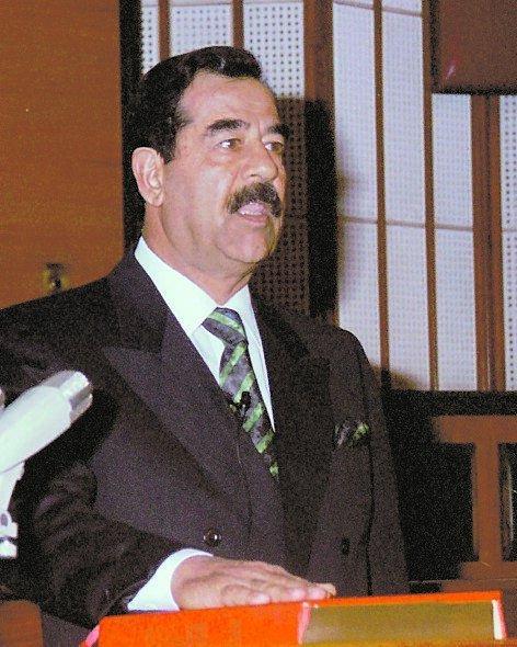 1995 Svär presidenteden efter att ha blivit återvald av parlamentet. 99,96 procent av befolkningen stödjer Hussein.