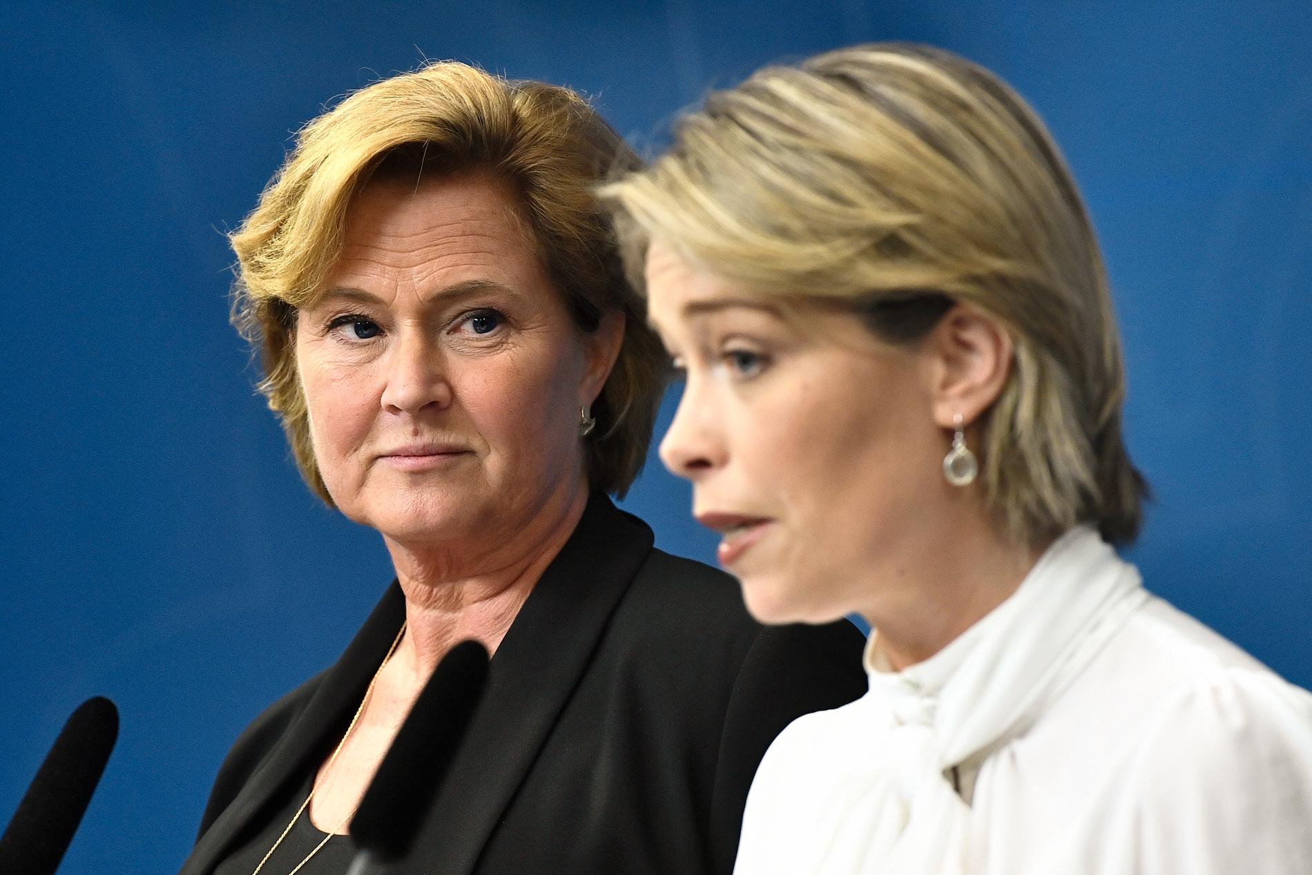 Maria Hemström-Henningsson (till vänster) presenteras som ny tillförordnad generaldirektör för Försäkringskassan efter den sparkade Ann-Marie Begler, under en pressträff med socialminister Annika Strandhäll.