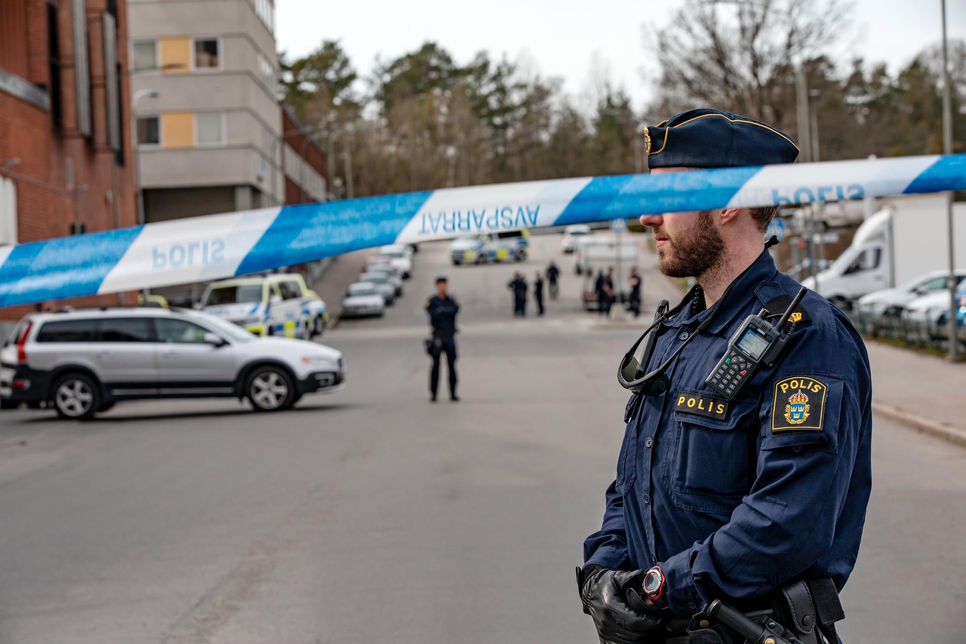 Polisens avspärrningar på platsen i Vällingby på tisdagen.