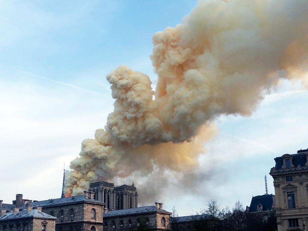 En stor brand har brutit ut i Notre Dame-katedralen i Paris.