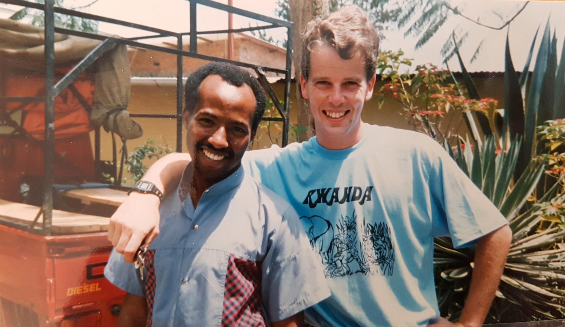 Dag Bohlin i Rwandas huvudstad Kigali 1988 tillsammans med vännen Kabera Svensson.