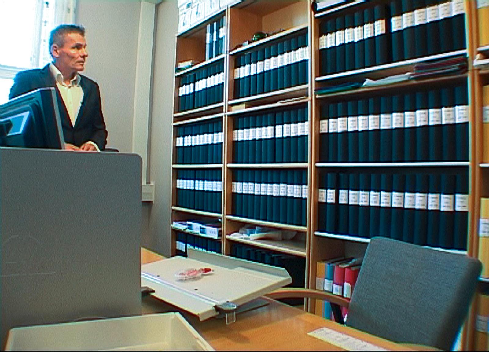 Jan Staaf i oktober 2009, med några av de 22 000 dokument som då fanns i utredningen om dubbelmordet i Linköping. Arkivbild.