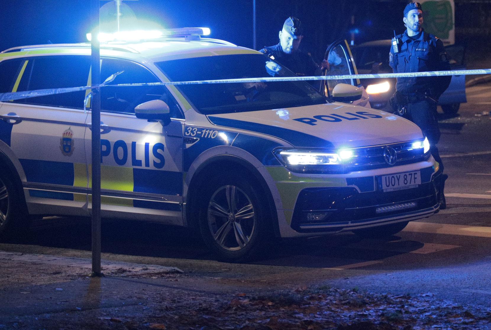 Polisen vid brottsplatsen i västra Stockholm.