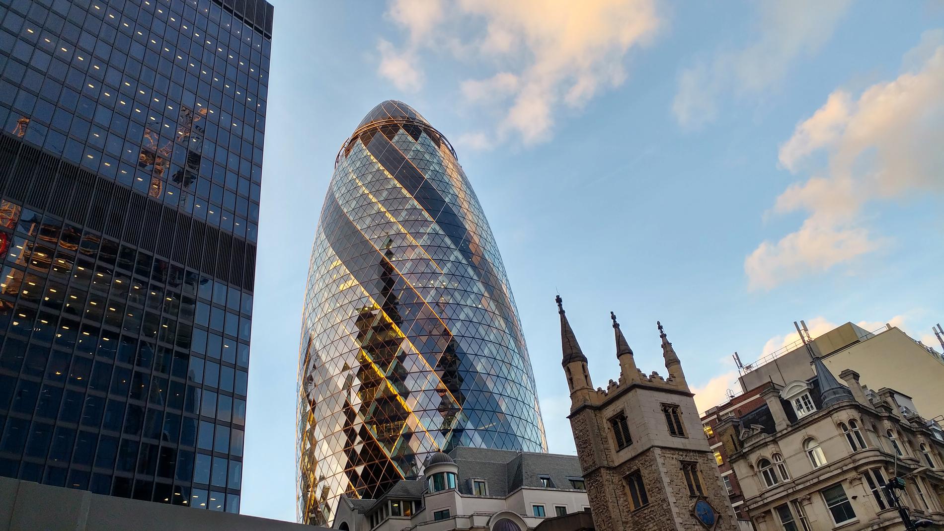 The Gherkin, gurkan, kallas denna byggnad i London. 