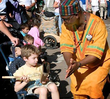 Barnen får delta i musiken med afrikanska instrument på Mombasa Place.