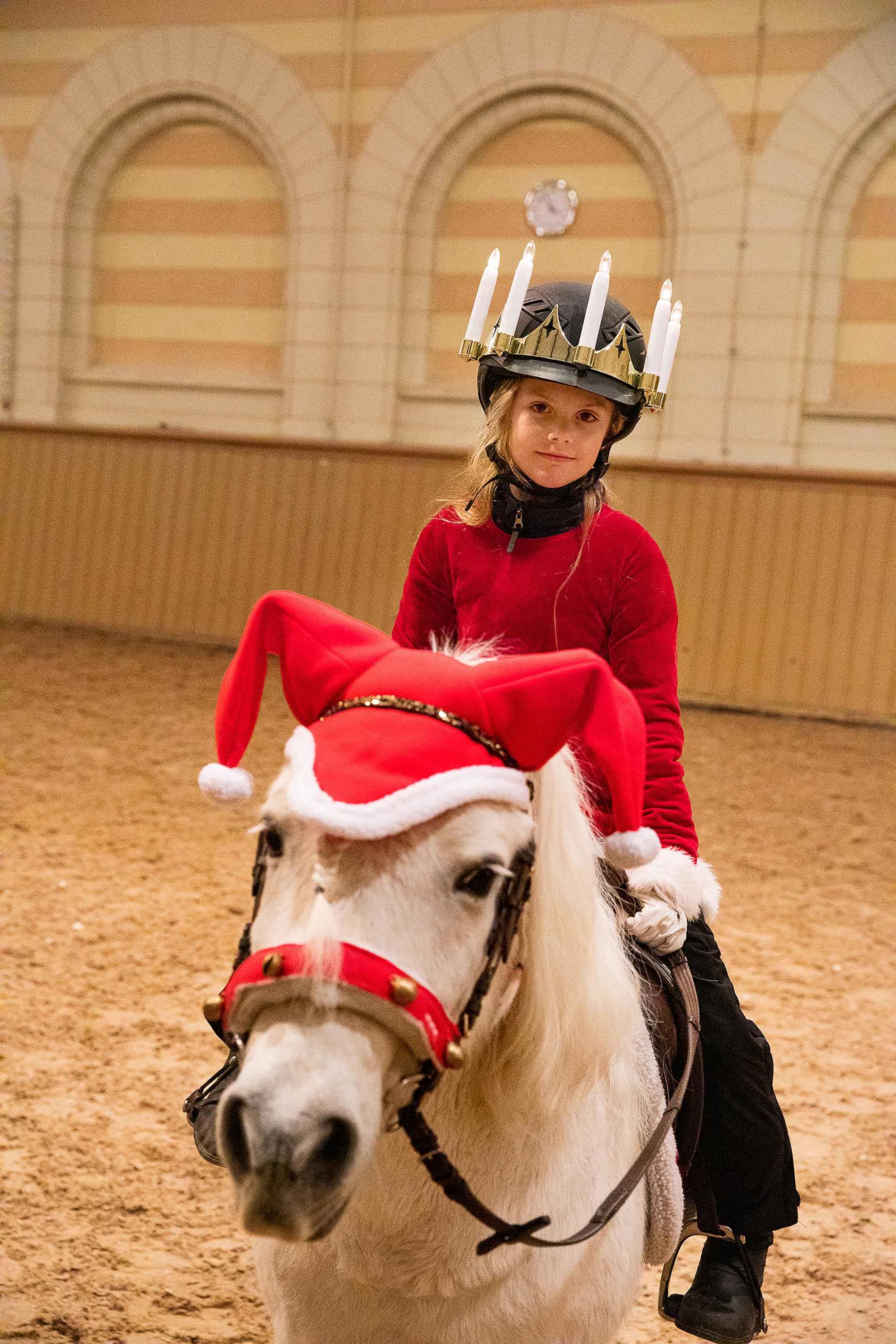 Även den vita ponnyn som prinsessan Estelle rider har fått en egen tomteluva. 
