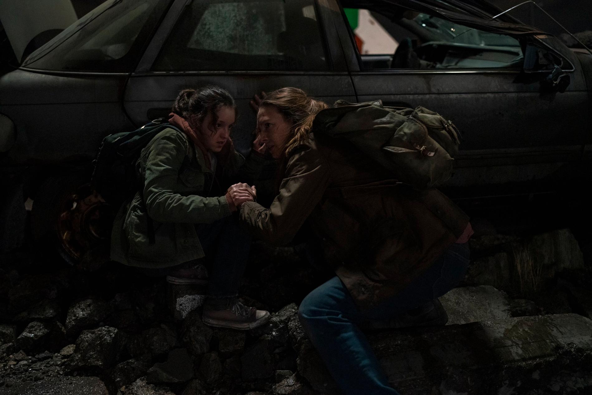 Ellie (Bella Ramsey) och Tess (Anna Torv) i ”The last of us”.