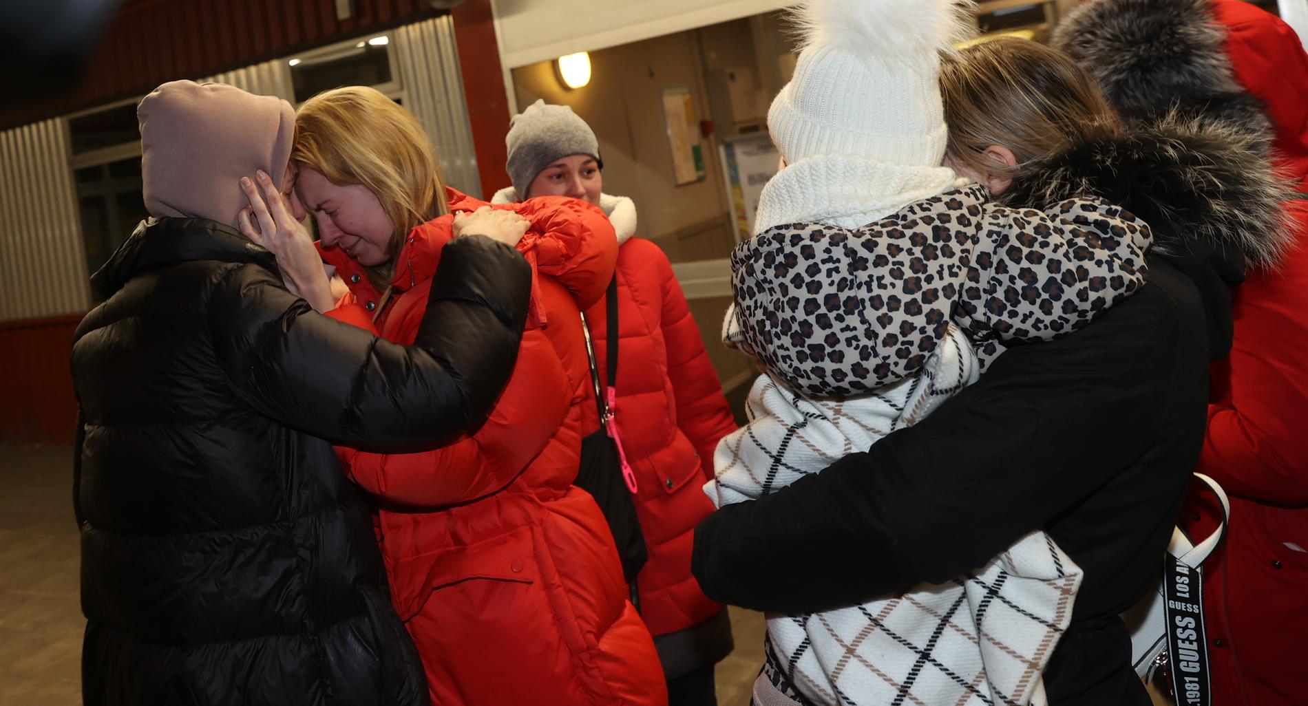 Ivankas syster kramar om deras mamma vid färjeterminalen direkt efter att de kommit till Sverige. 