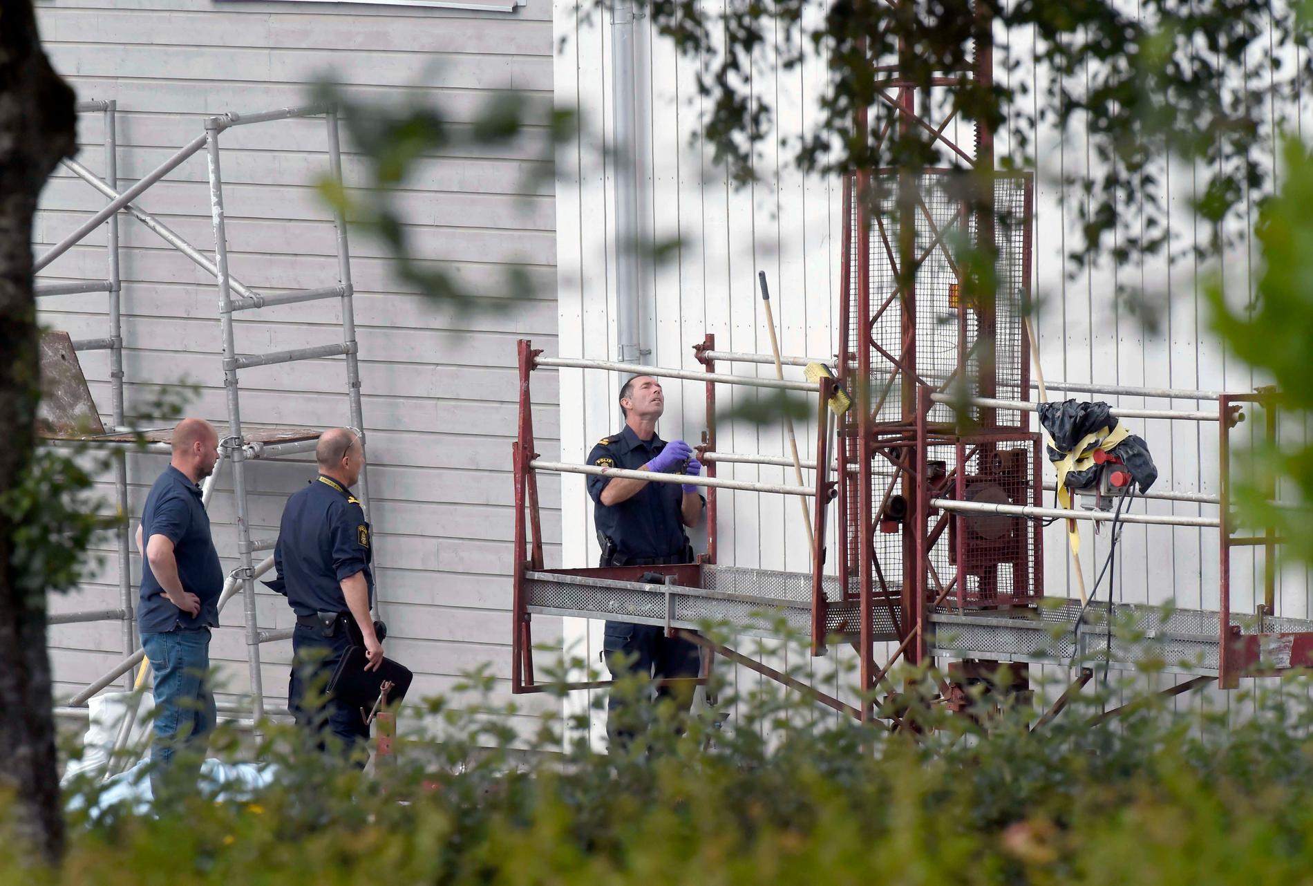 Polisen undersöker platsen efter att en man har avlidit i en arbetsplatsolycka i Borgstena utanför Borås.