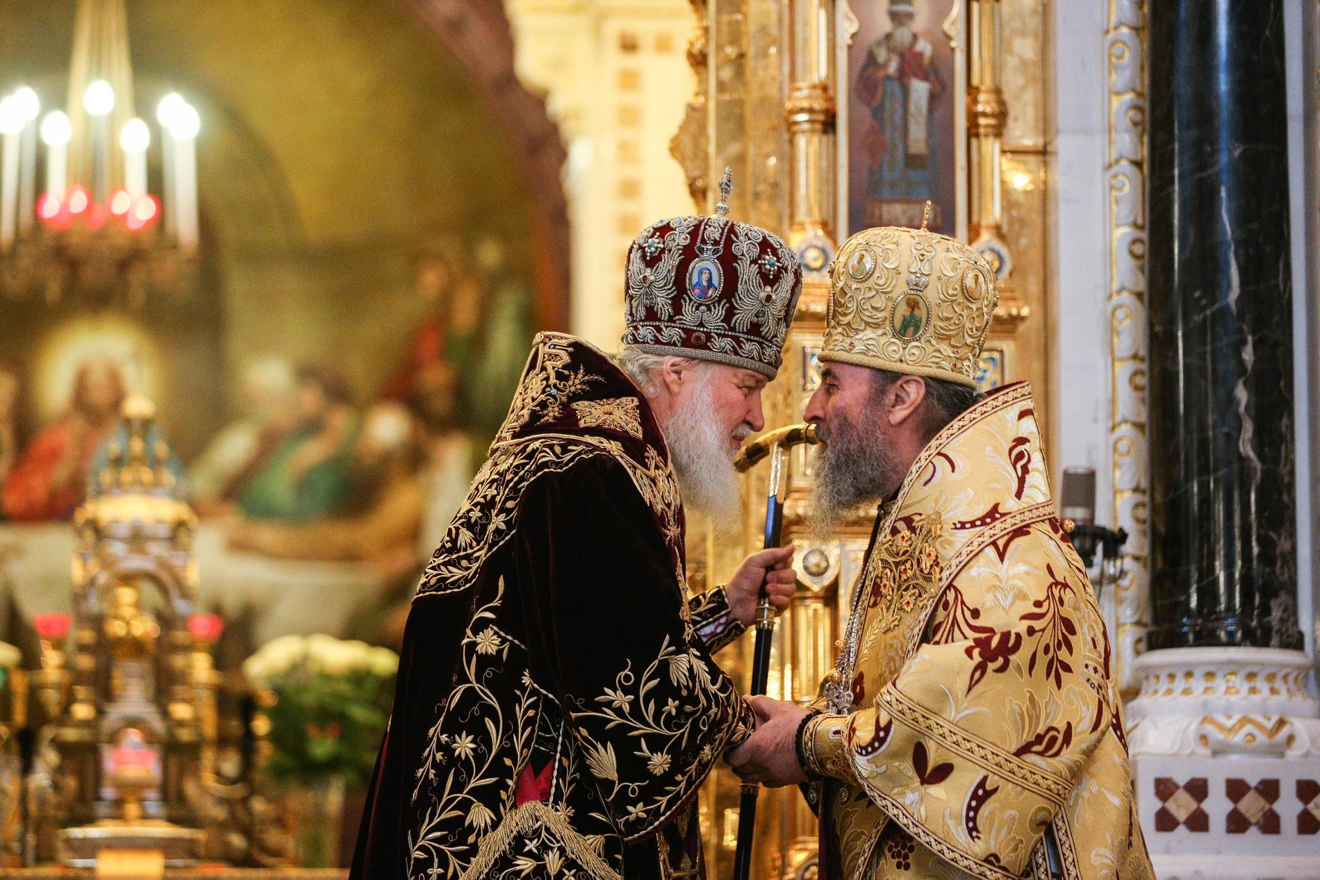 Patriark Kirill av Moskva, i svart, hälsar på ledaren för den ukrainska ortodoxa kyrkan underställd Moskvapatriarkatet, Onufriy. Nu har Onufriy brutit med patriarken. Arkivbild.