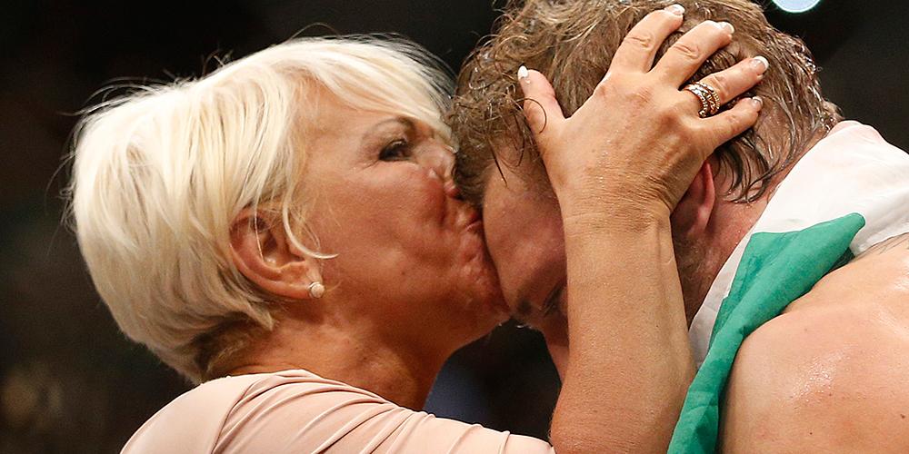 McGregor fick en puss av mamma Margret efter segern.