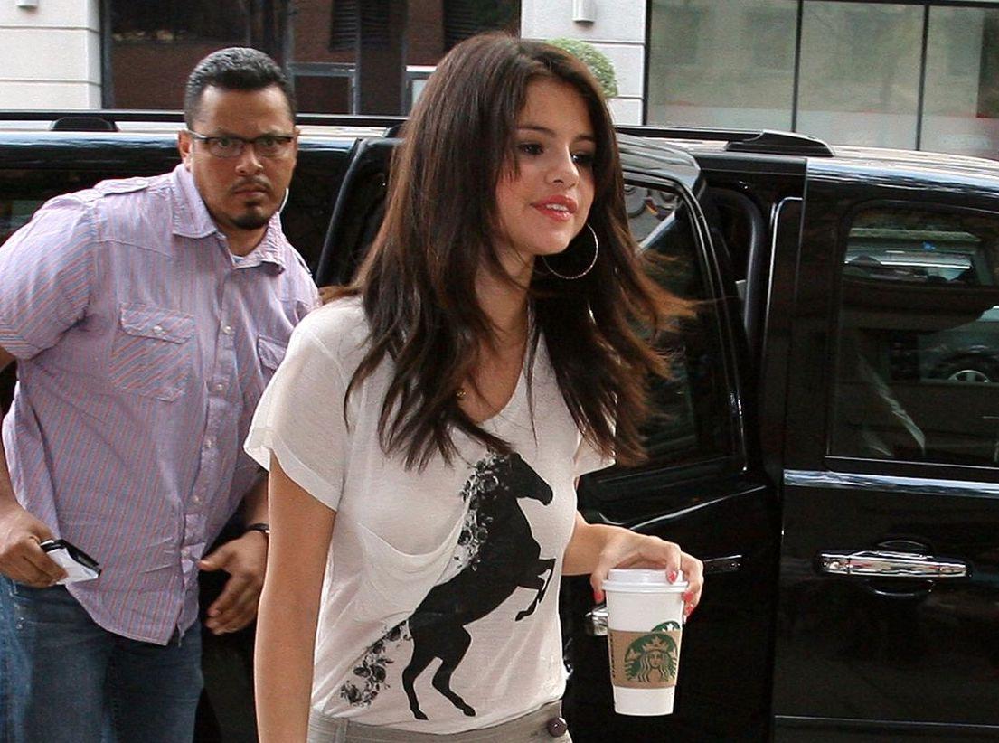 Gör som Selena – stanna hemma – förutom vid nödläge, som slut på kaffe.  