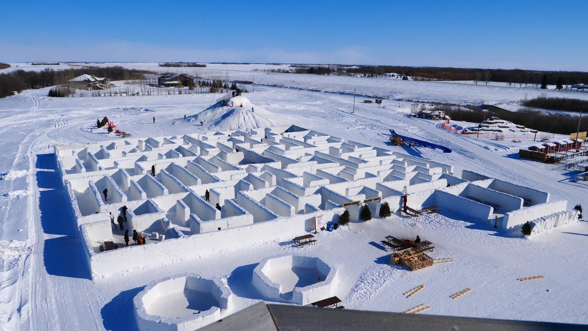 Människor letar sig runt världens största snölabyrint i kanadensiska St. Adolphe.