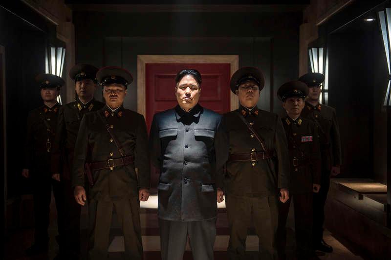 Randall Park som Nordkoreas diktator Kim Jong-un (i mitten).