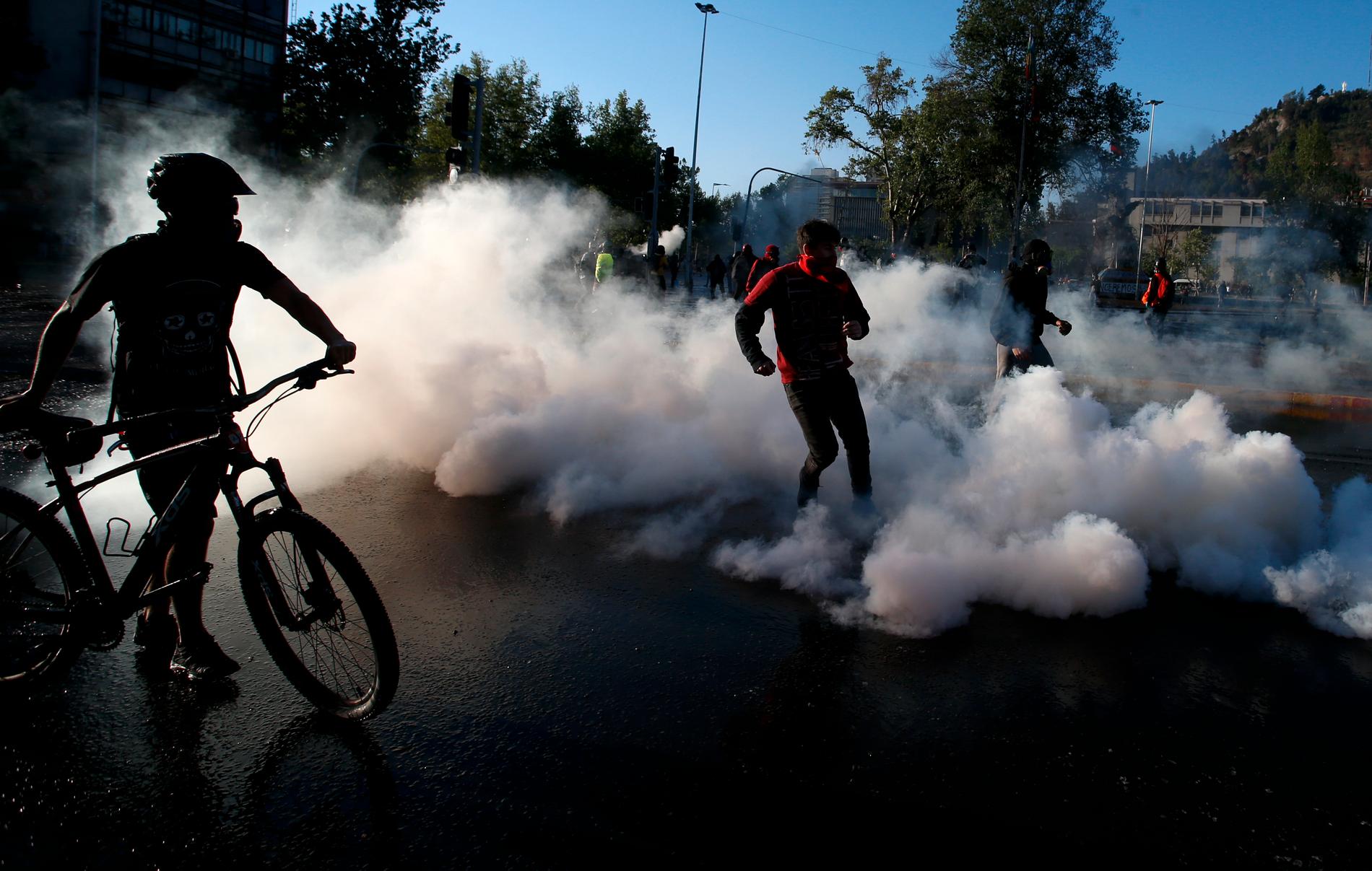 Polis använde tårgas mot demonstranter vid folkomröstningen i Chile.