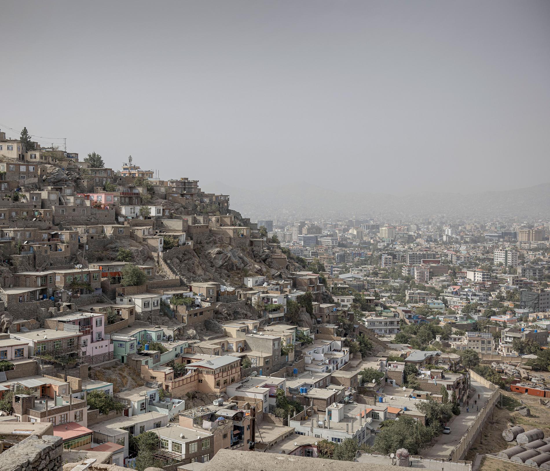 I Kabul syns få kvinnor på gatorna. 