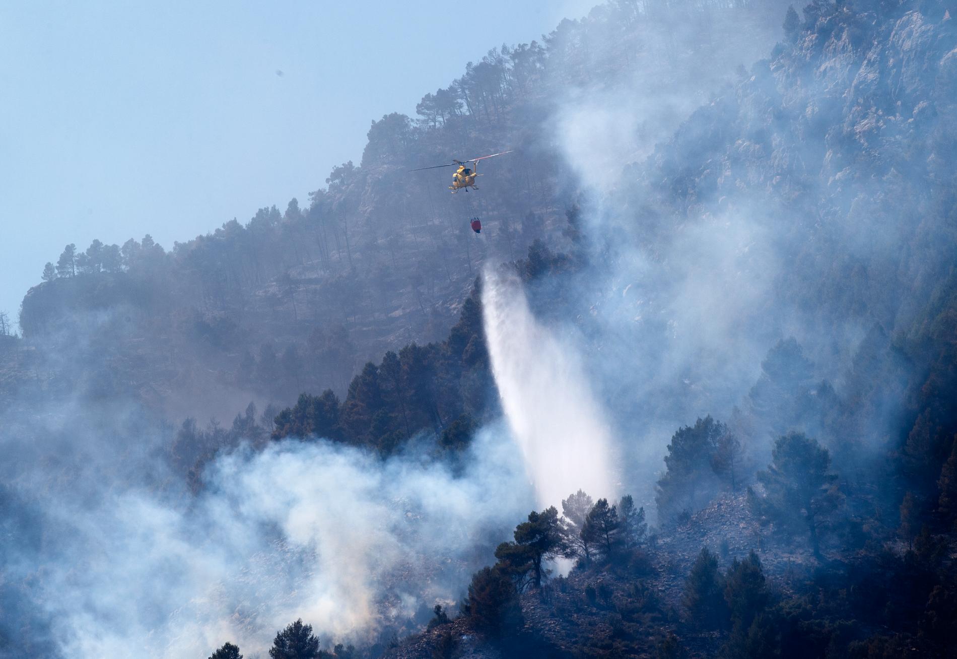 Vattenbombning mot bränderna i området Montanejos, nordöstra Spanien.