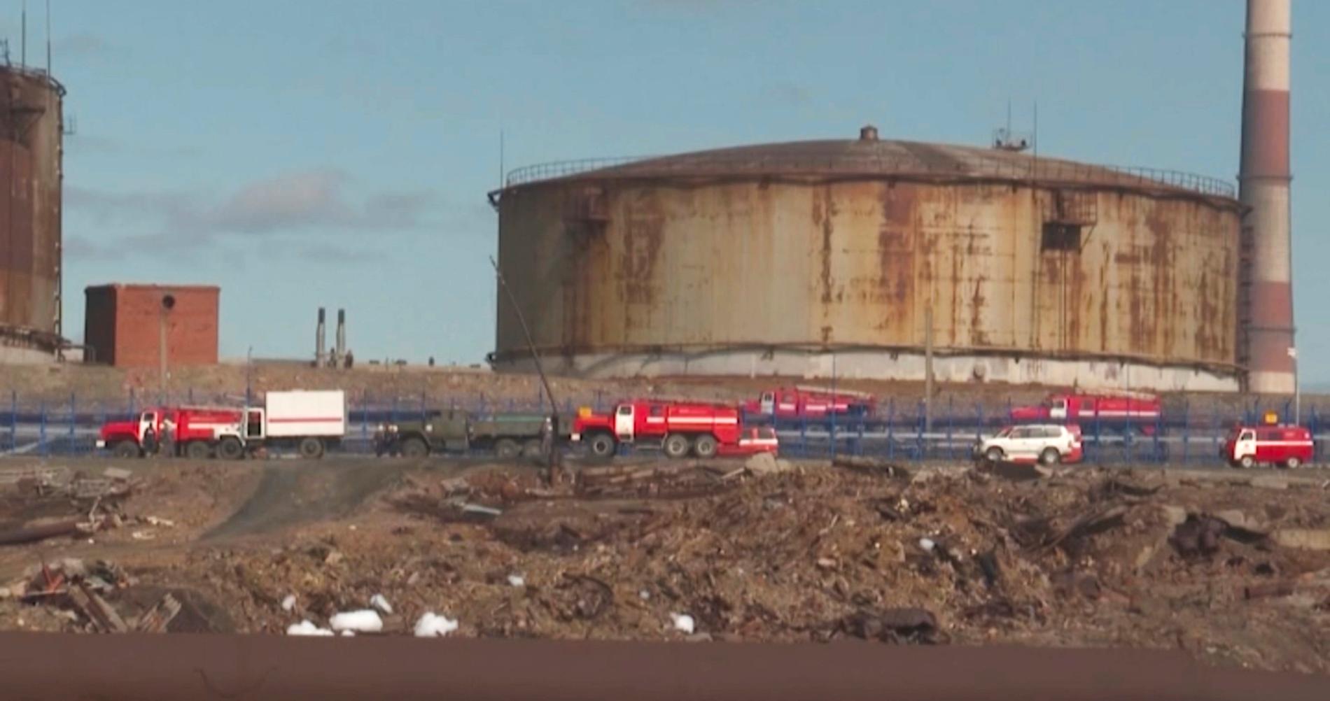 Lastbilar från ryska katastrofmyndigheten på platsen för dieselläckan i Norilsk.