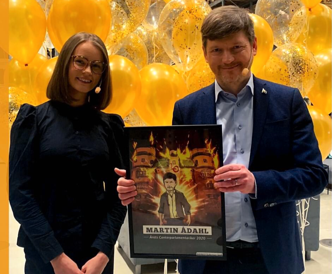 Martin Åhdal tilldelades utmärkelsen Årets centerparlamentariker 2020 och poserar med Julia Eriksson, ordförande i Centerstudenter.