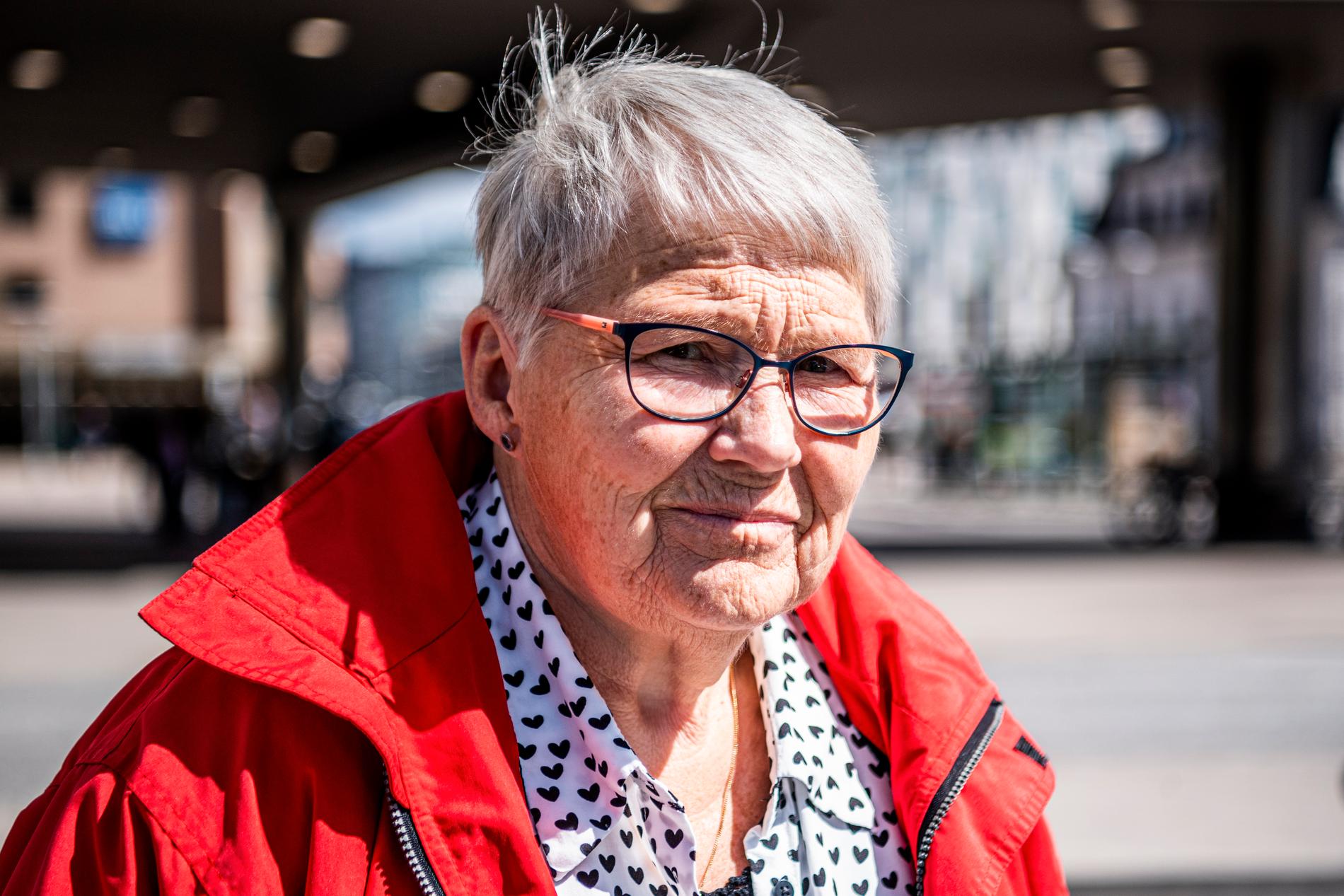 Ulla, 77, är glad över att elsparkcyklarna inte längre kommer att få köras på trottoarerna.