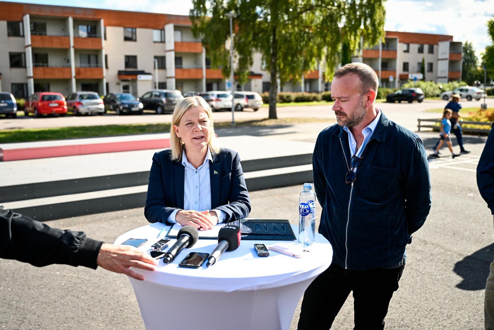 Borlänges kommunalråd Erik Nises (till höger) vill köpa tillbaka stadshuset från krisande SBB. S-ledaren Magdalena Andersson (till vänster) ställde sig nyligen bakom V-kravet på att snabbutreda statlig förköpsrätt.